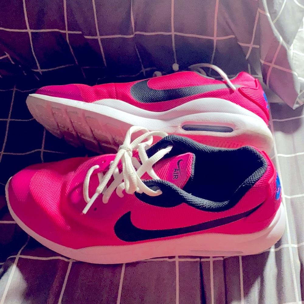 Youth Nike air max shoes. Size 7Y. Pink and black.